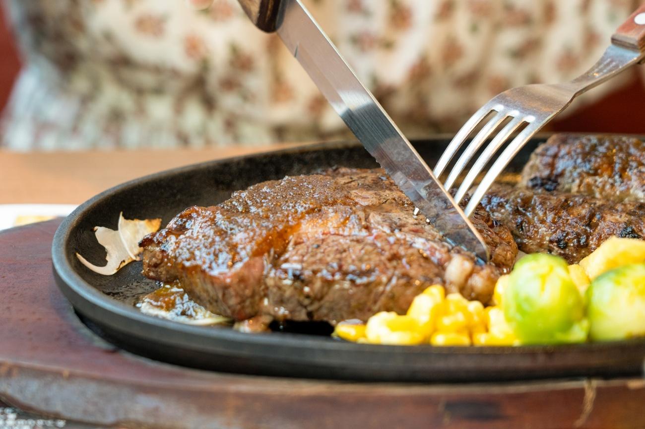 ファミレスのバイトでおすすめの職種や店舗は？ お店選びのポイントについて解説